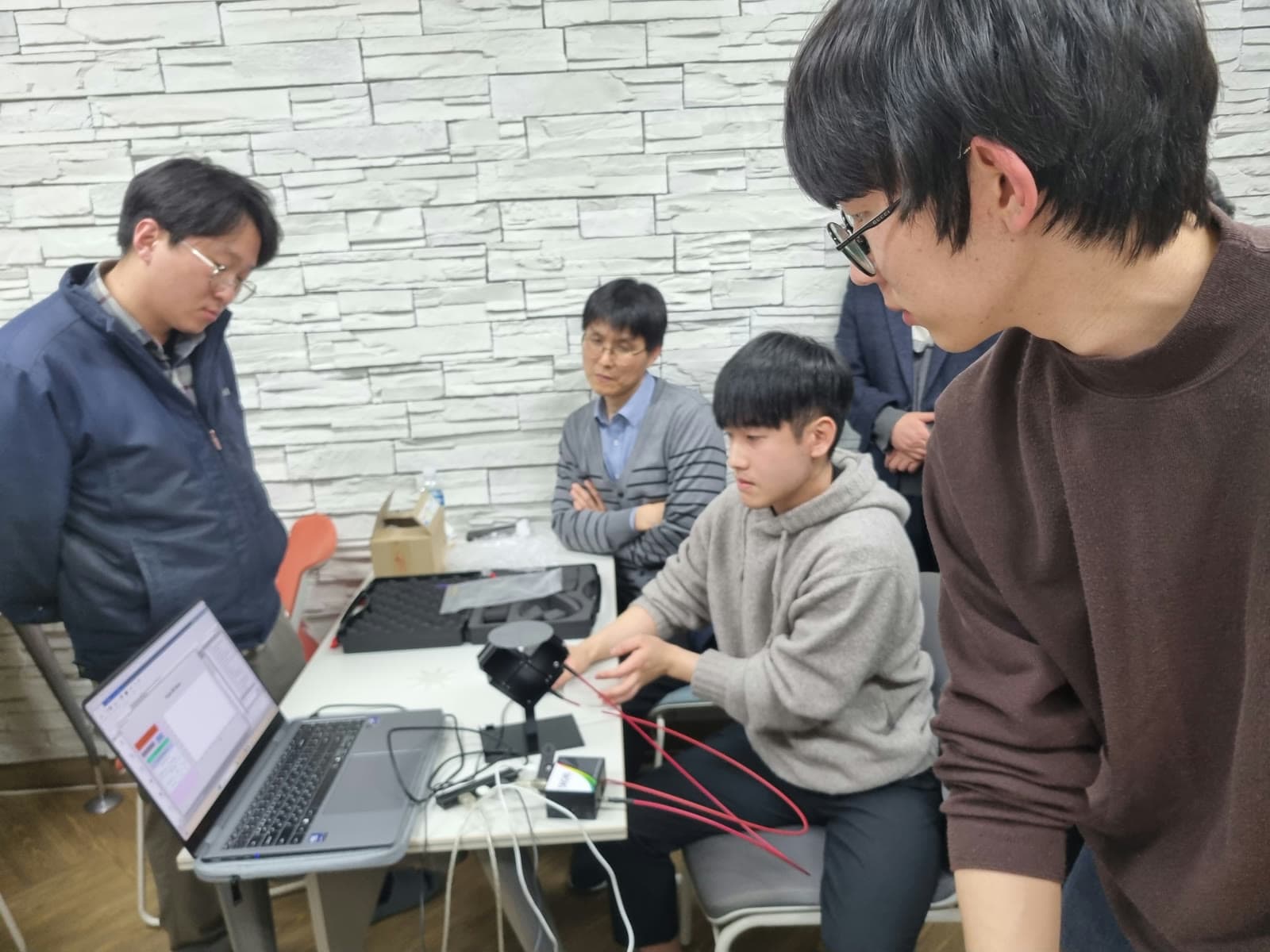 A Cubo demonstration, photographed with the earlier Ver.2 prototype.